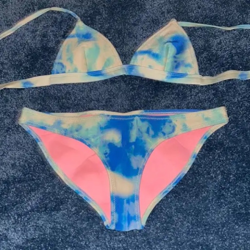 blue tie dye triangl bikini